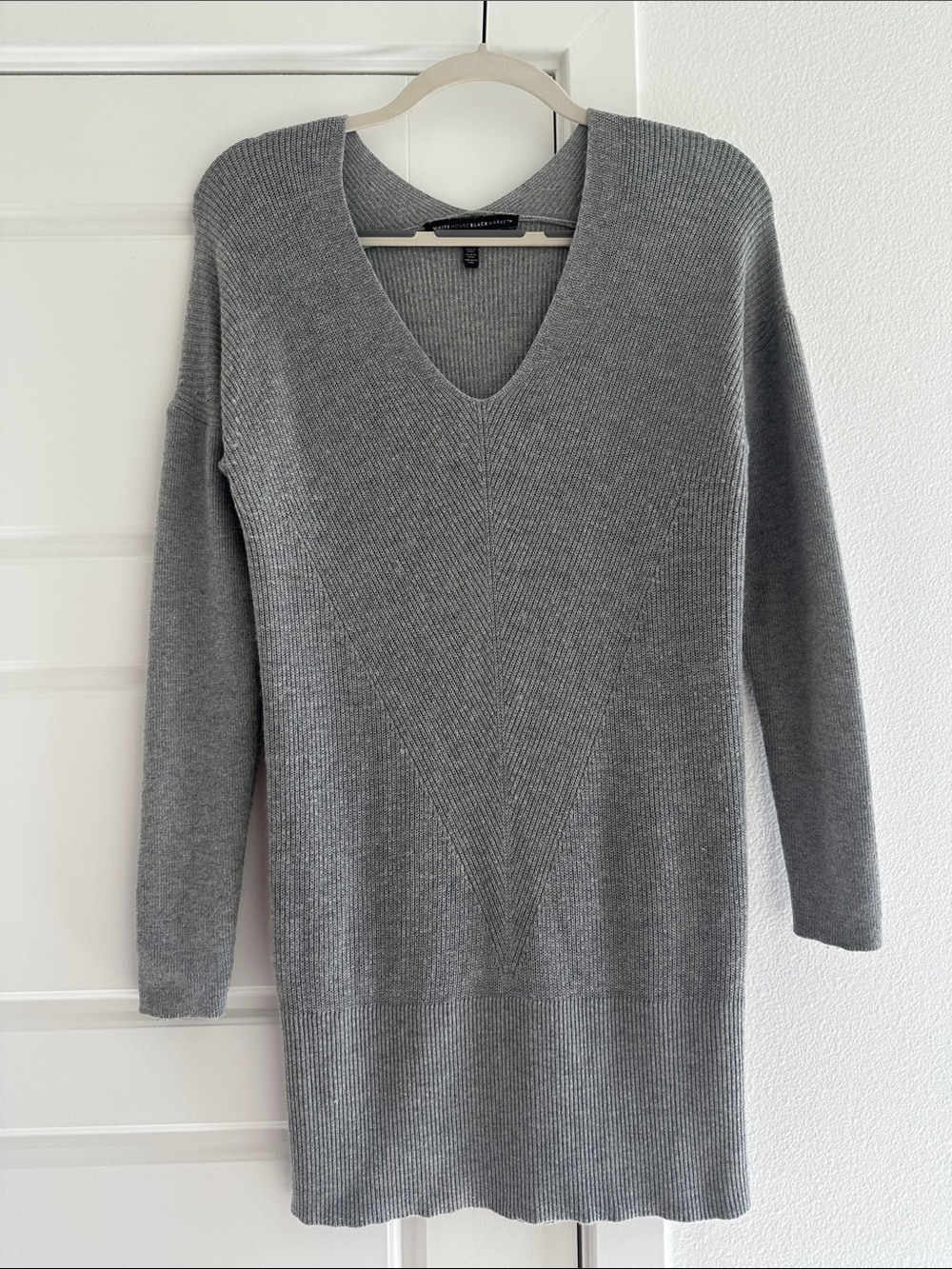 White House Black Market Gray V-Neck Ribbed Long Sleeve Sweater Small